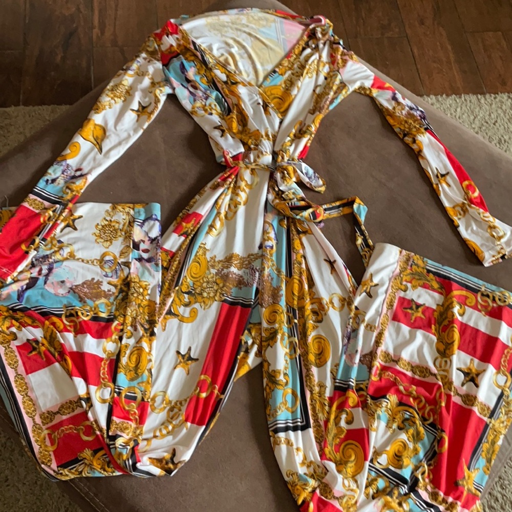 Beautiful jumpsuit only used once size m v neck with matching belt looks elegant